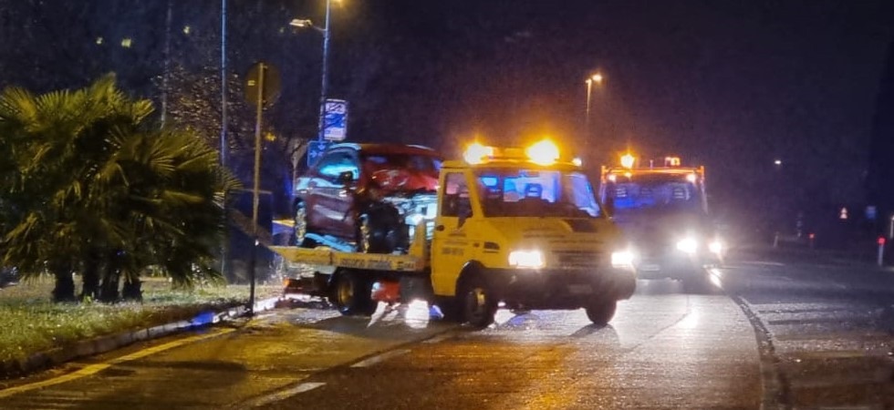Violento tamponamento sulla Gardesana: 4 giovani feriti e 2 auto distrutte